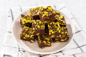 Schokoladen-Fudge mit Pistazien