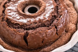 Schokoladen-Gugelhupf mit Schoko-Frosting