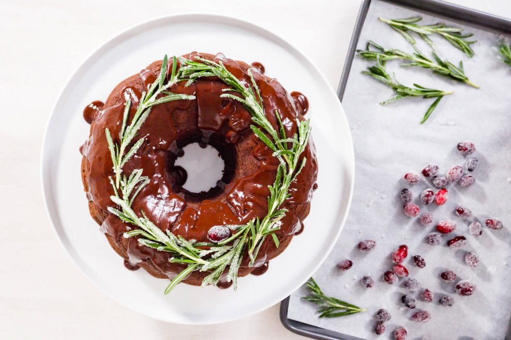 Schokoladen-Gugelhupf mit Schoko-Frosting