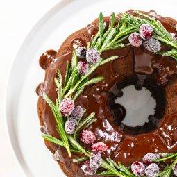 Schokoladen-Gugelhupf mit Schoko-Frosting
