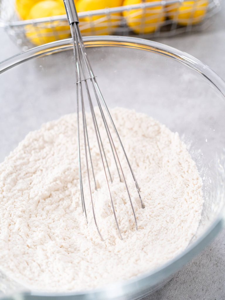 Zitronen-Gugelhupf mit Cranberries (Lemon Cranberry Bundt Cake)