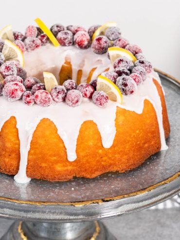 Zitronen-Gugelhupf mit Cranberries (Lemon Cranberry Bundt Cake)