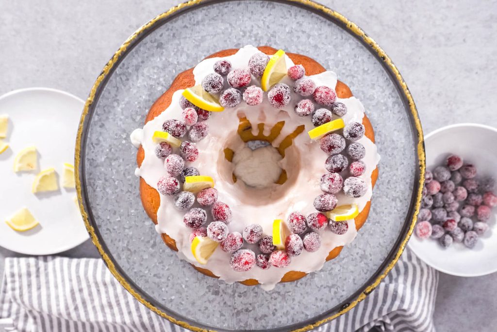 Zitronen-Gugelhupf mit Cranberries (Lemon Cranberry Bundt Cake)