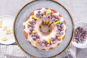 Zitronen-Gugelhupf mit Cranberries (Lemon Cranberry Bundt Cake)
