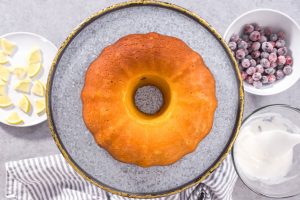 Zitronen-Gugelhupf mit Cranberries (Lemon Cranberry Bundt Cake)