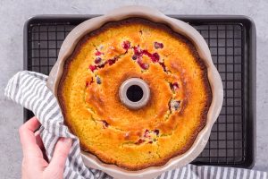 Zitronen-Gugelhupf mit Cranberries (Lemon Cranberry Bundt Cake)