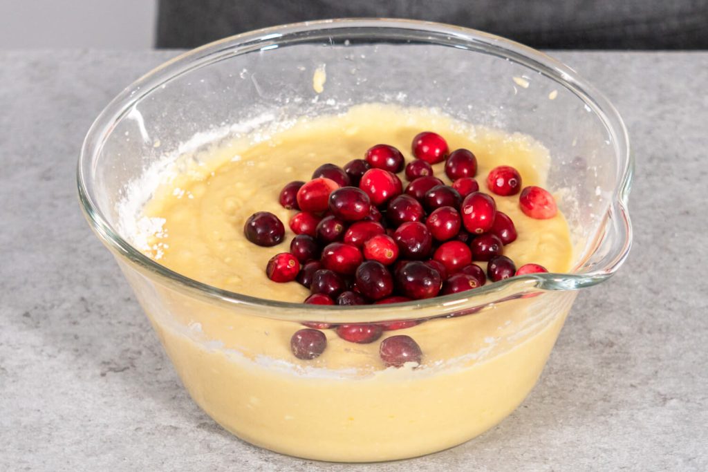 Zitronen-Gugelhupf mit Cranberries (Lemon Cranberry Bundt Cake)