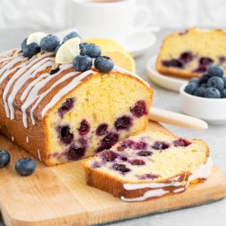 Zitronenkuchen mit Heidelbeeren und Zuckerglasur