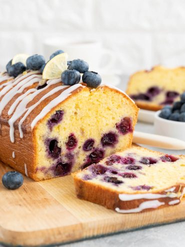Zitronenkuchen mit Heidelbeeren und Zuckerglasur