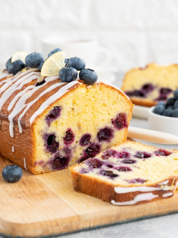 Zitronenkuchen mit Heidelbeeren und Zuckerglasur