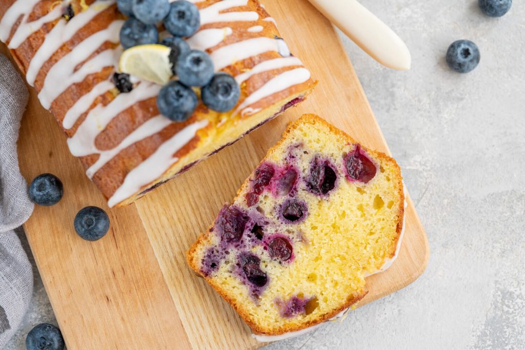 Zitronenkuchen mit Heidelbeeren und Zuckerglasur