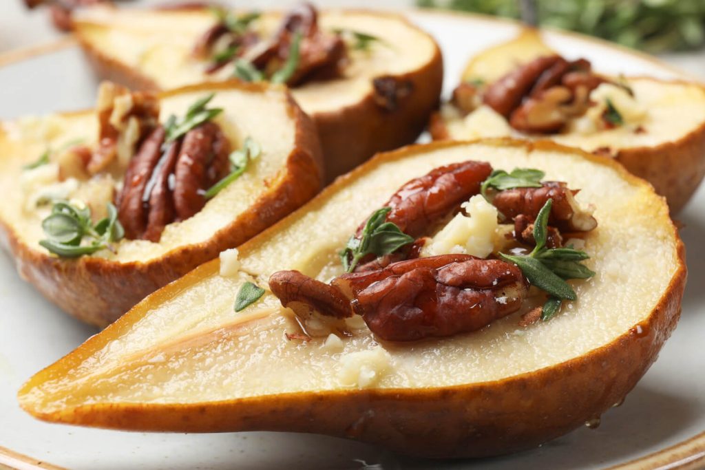 Gebackene Birnen mit Gorgonzola und Pekannuss-Füllung