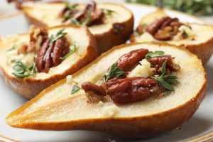 Gebackene Birnen mit Gorgonzola und Pekannuss-Füllung