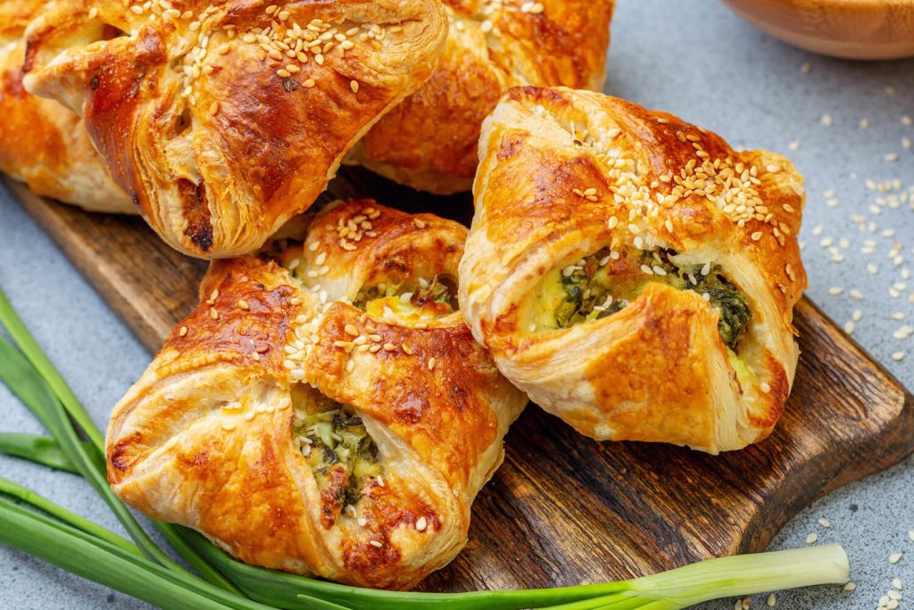 Blätterteigtaschen mit Spinat, Ei und Frühlingszwiebeln