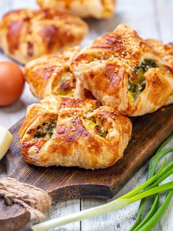Blätterteigtaschen mit Spinat, Ei und Frühlingszwiebeln