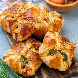 Blätterteigtaschen mit Spinat, Ei und Frühlingszwiebeln
