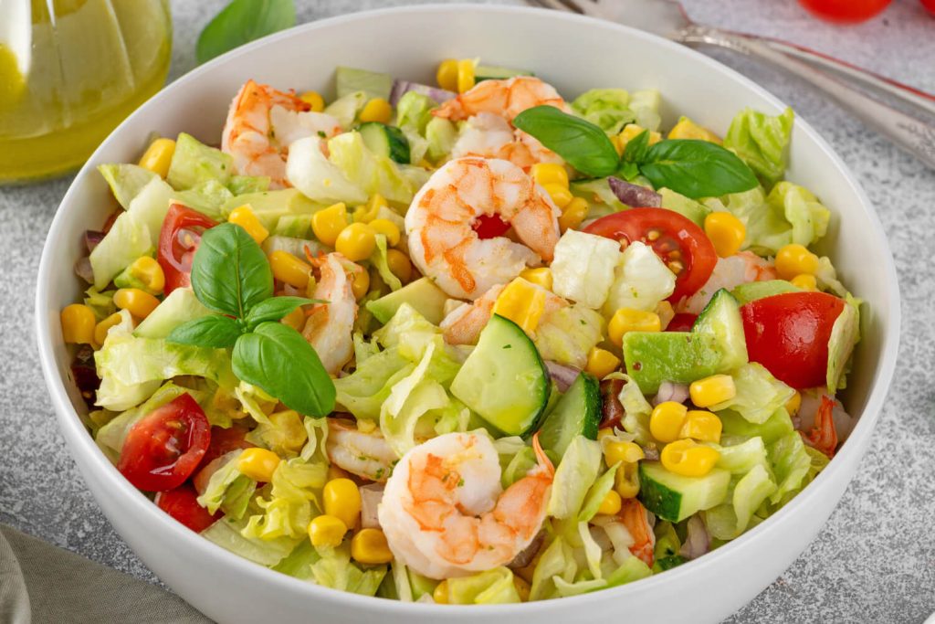 Salat mit Garnelen, Avocado und Eisbergsalat