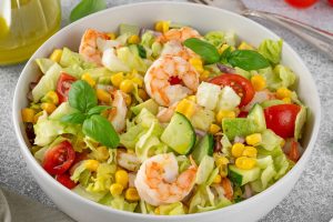 Salat mit Garnelen, Avocado und Eisbergsalat