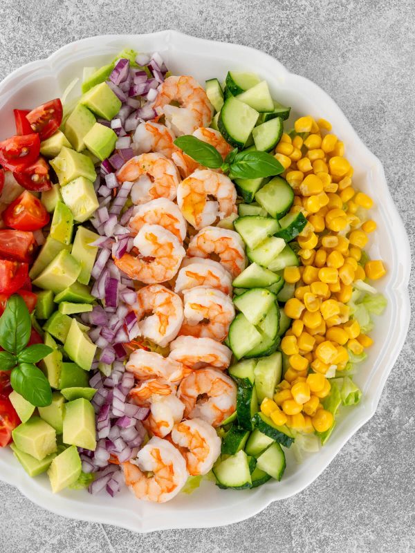 Salat mit Garnelen, Avocado und Eisbergsalat