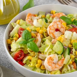 Salat mit Garnelen, Avocado und Eisbergsalat