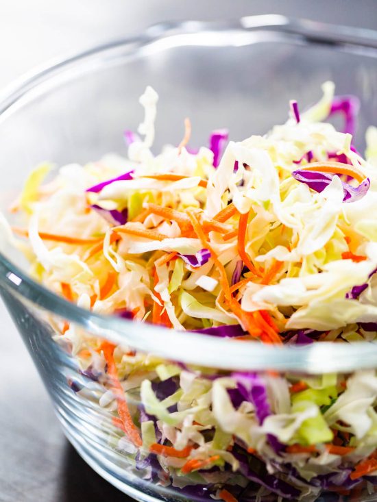 Amerikanischer Krautsalat mit frischem Weiß- und Rotkohl (Coleslaw)