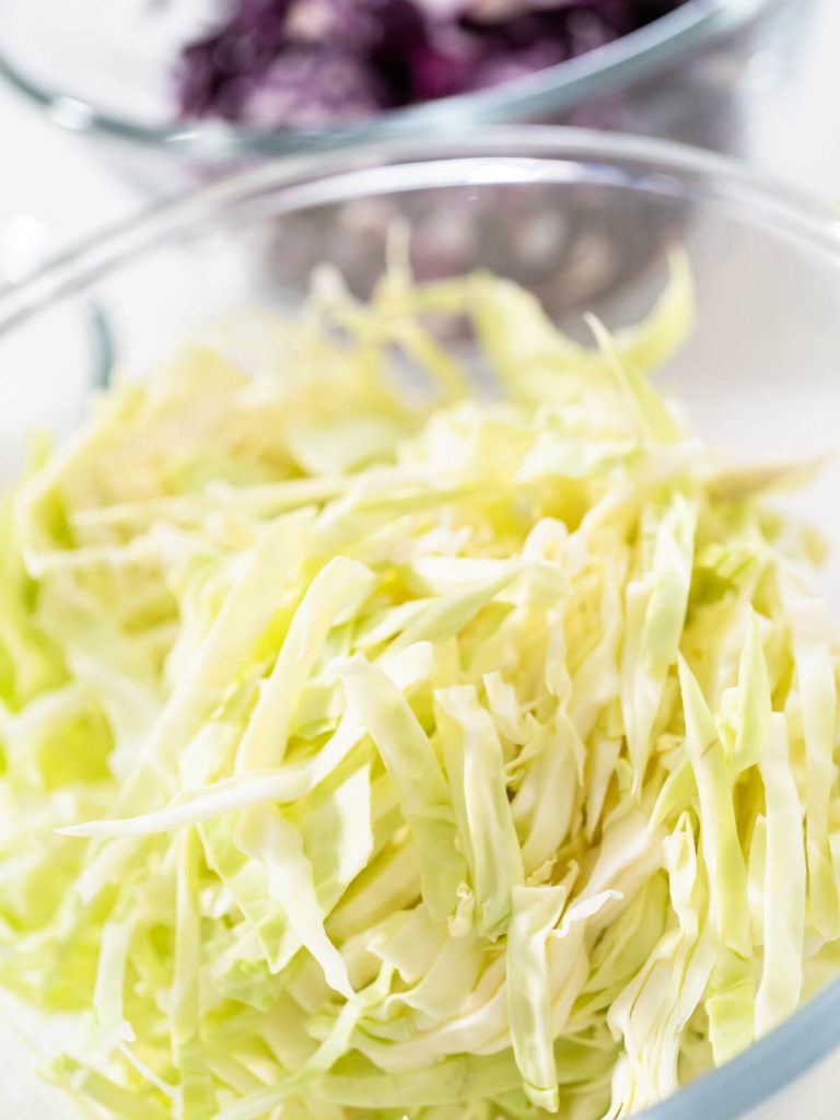 Amerikanischer Krautsalat mit frischem Weiß- und Rotkohl (Coleslaw)