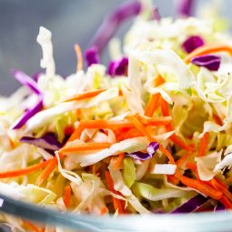 Amerikanischer Krautsalat mit frischem Weiß- und Rotkohl (Coleslaw)