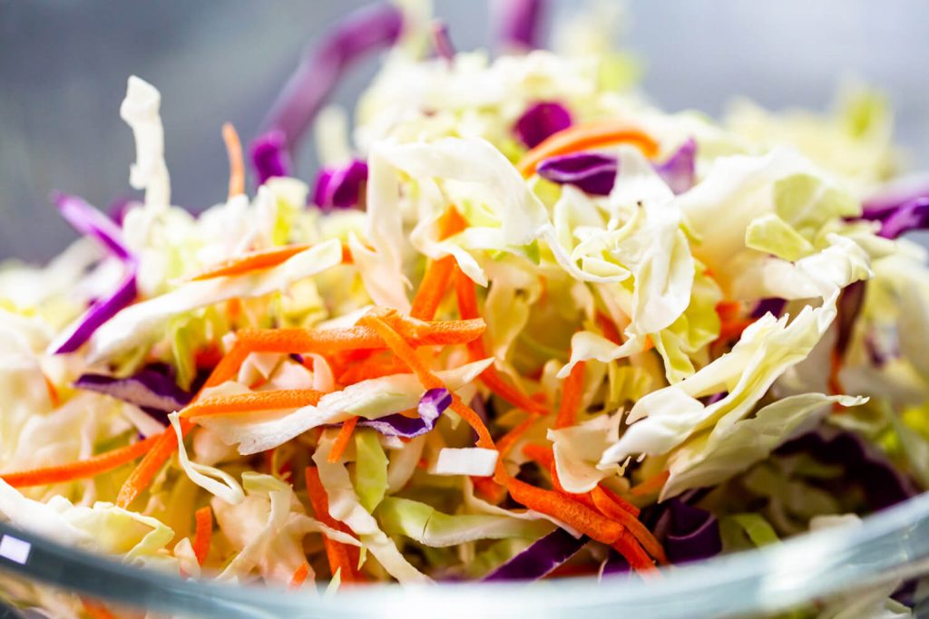Amerikanischer Krautsalat mit frischem Weiß- und Rotkohl (Coleslaw)