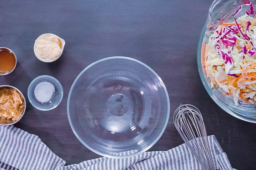 Amerikanischer Krautsalat mit frischem Weiß- und Rotkohl (Coleslaw)