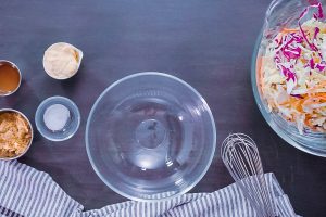 Amerikanischer Krautsalat mit frischem Weiß- und Rotkohl (Coleslaw)