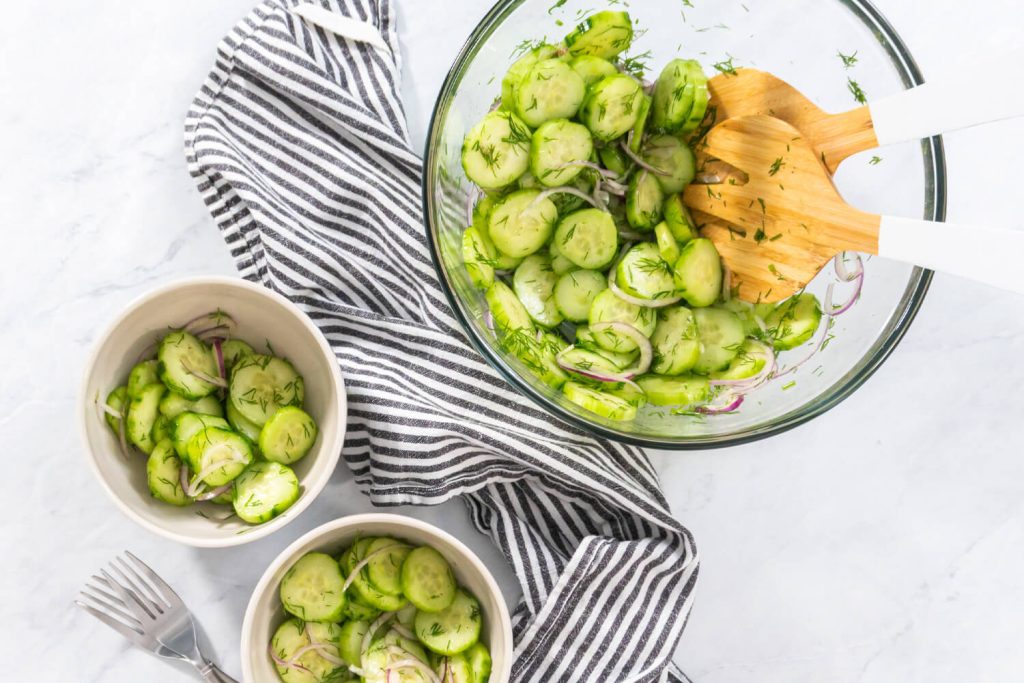 Frischer Gurkensalat mit Dill und roten Zwiebeln