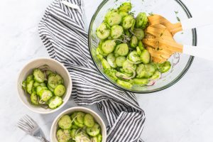 Frischer Gurkensalat mit Dill und roten Zwiebeln