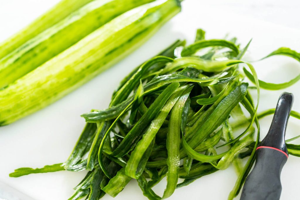 Frischer Gurkensalat mit Dill und roten Zwiebeln