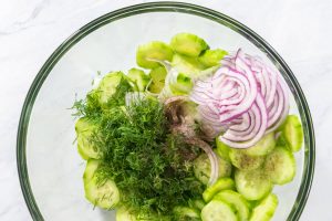 Frischer Gurkensalat mit Dill und roten Zwiebeln