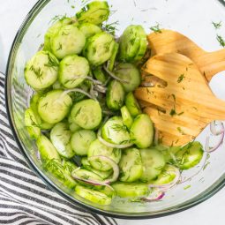 Frischer Gurkensalat mit Dill und roten Zwiebeln