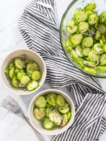 Frischer Gurkensalat mit Dill und roten Zwiebeln