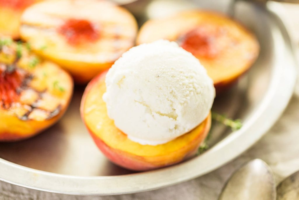 Gegrillte-Pfirsiche-mit-wuerziger-Butterglasur