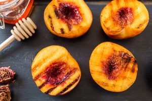 Gegrillte-Pfirsiche-mit-wuerziger-Butterglasur