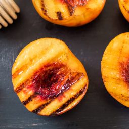 Gegrillte-Pfirsiche-mit-wuerziger-Butterglasur