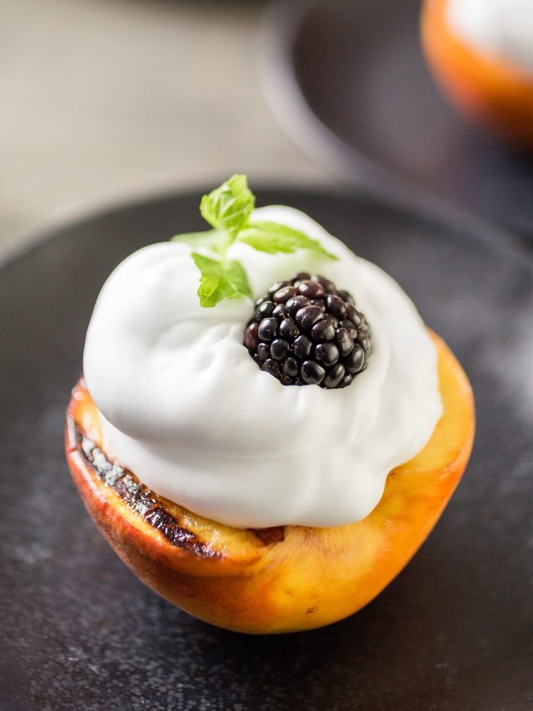 Gegrillter Pfirsich, Sahne, Brombeere und frische Minze
