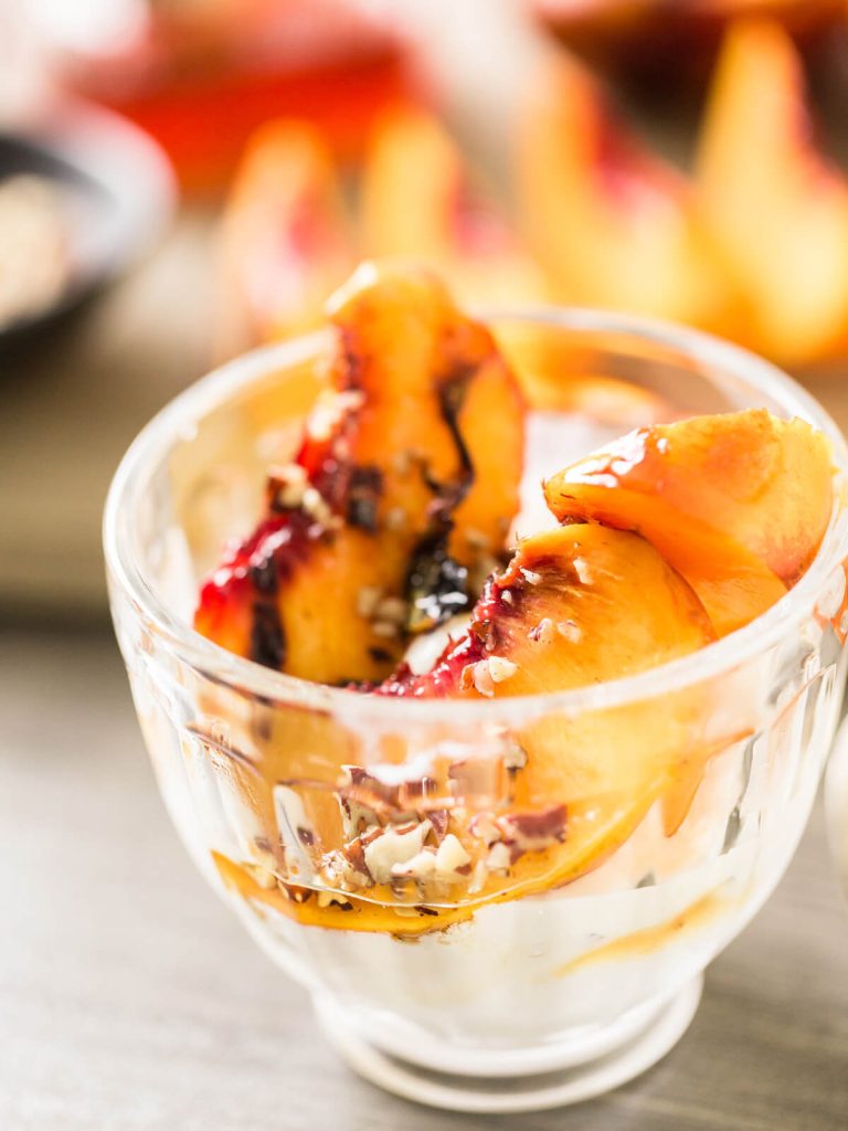 Pfirsichspalten, Eiscreme und knackige Nüsse