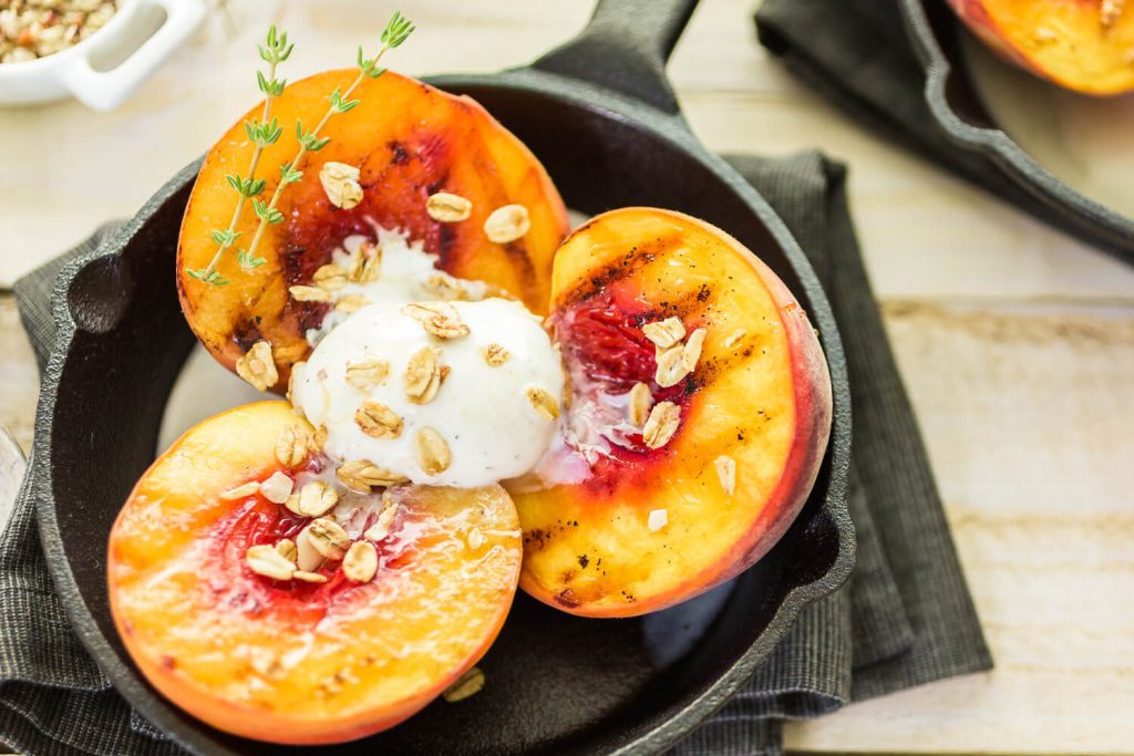 Heiße Pfirsiche, Vanilleeis und knusprige Haferflocken