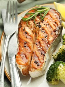 Gegrillter Lachs in Honig-Zitronen-Marinade