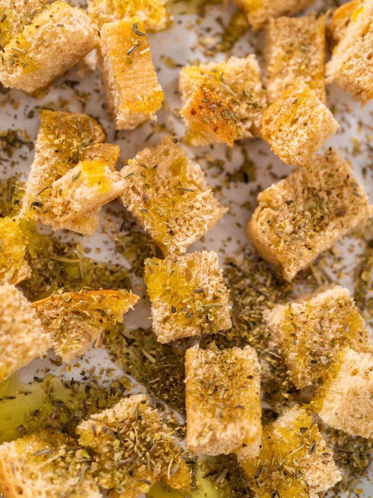 Geröstete Brotwürfel mit Kräutern