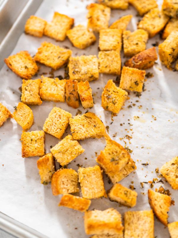 Geröstete Brotwürfel mit Kräutern