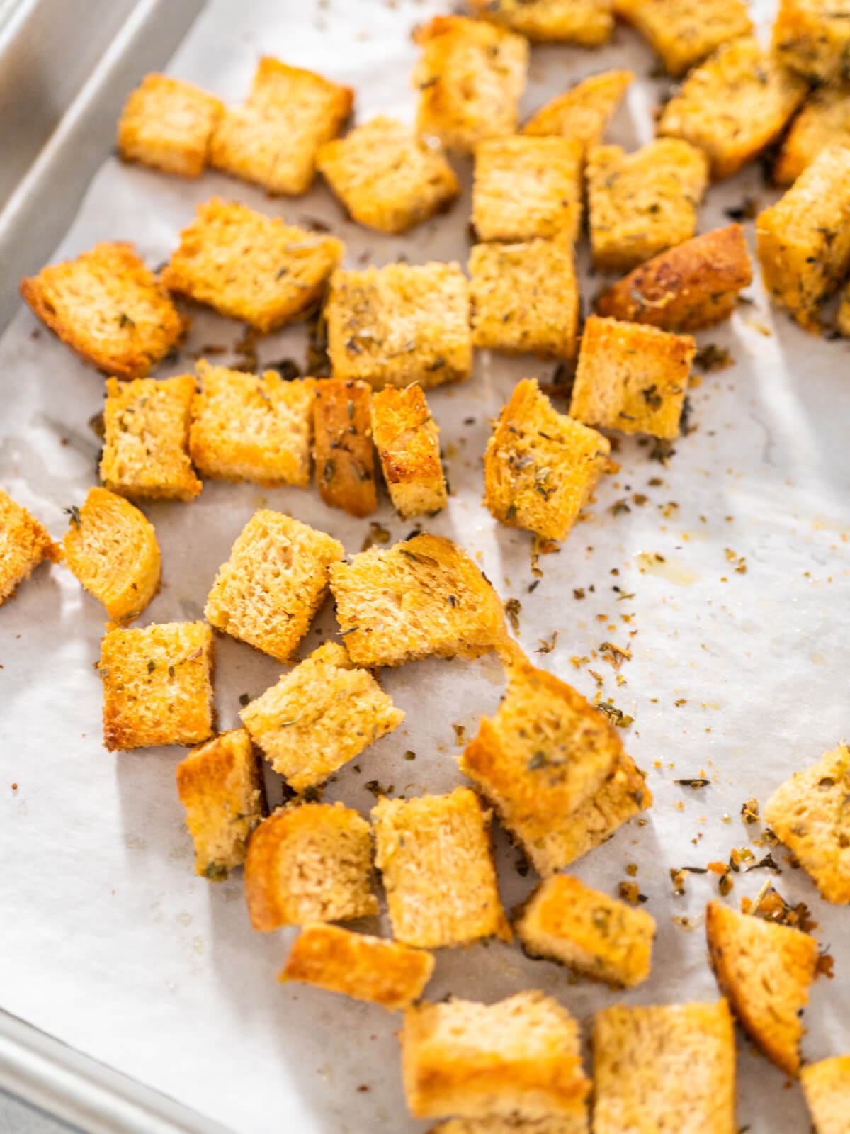 Geröstete Brotwürfel mit Kräutern