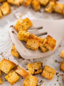 Geröstete Brotwürfel mit Kräutern