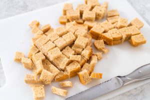 Geröstete Brotwürfel mit Kräutern