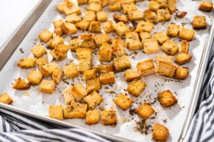 Geröstete Brotwürfel mit Kräutern