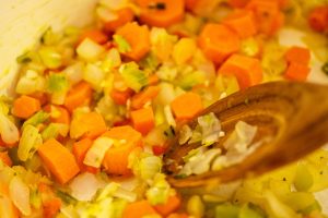 Hühnersuppe mit Nudeln und Gemüse